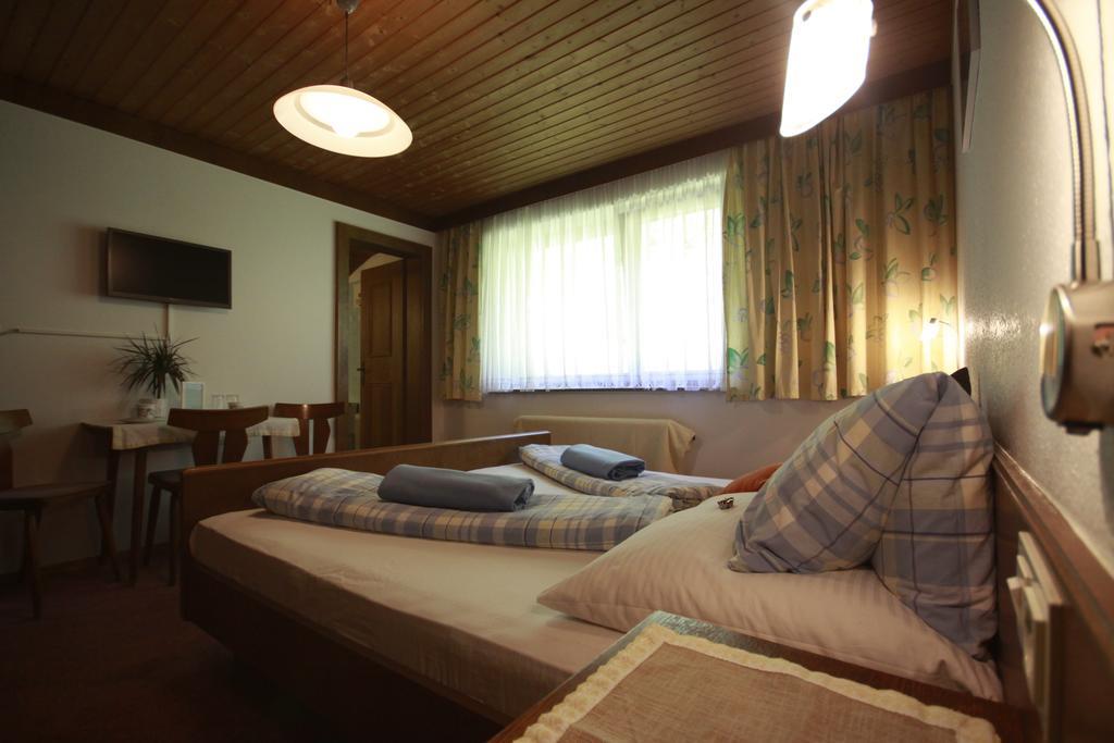 Privatzimmer Kammerlander Neukirchen am Grossvenediger Room photo